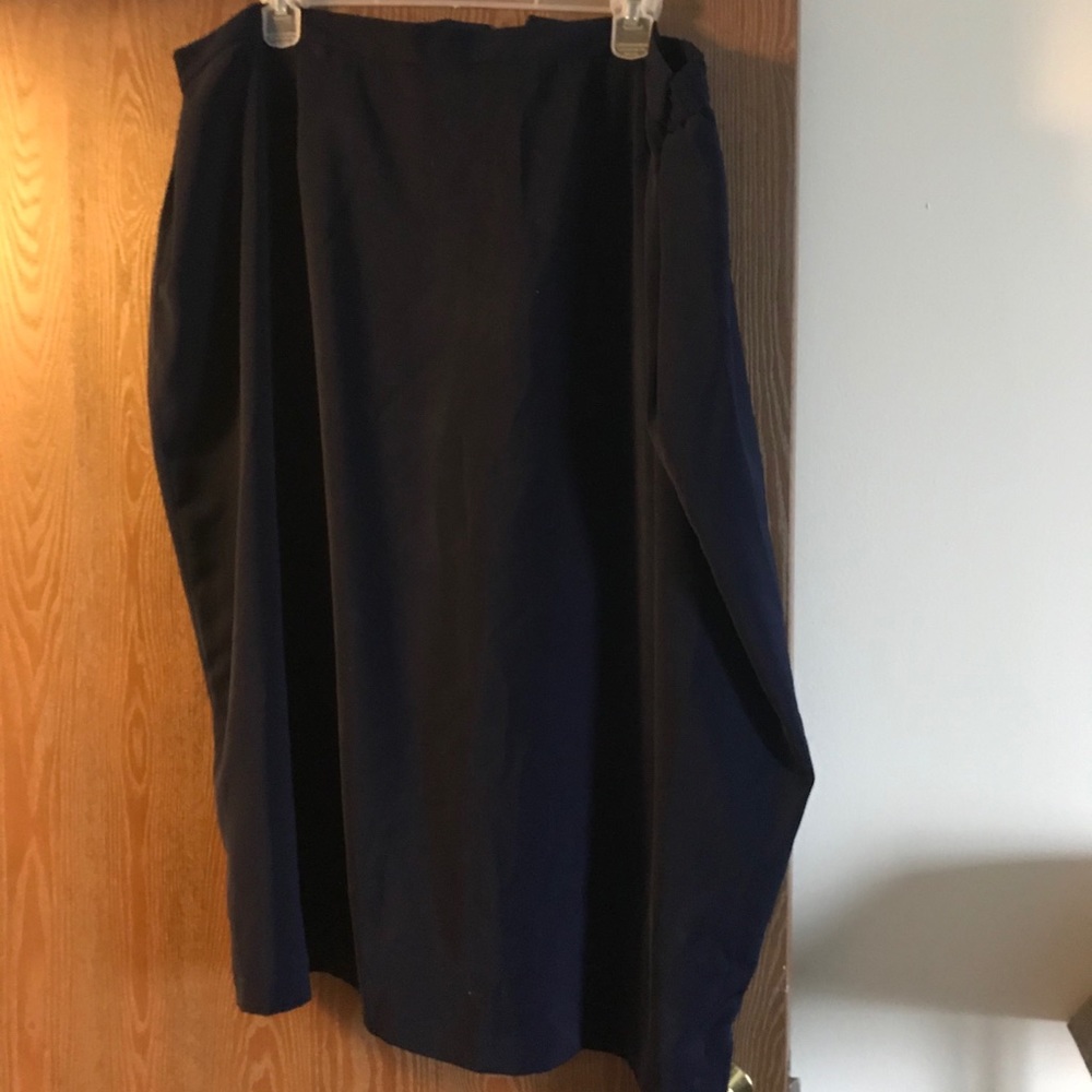Mid length navy skirt